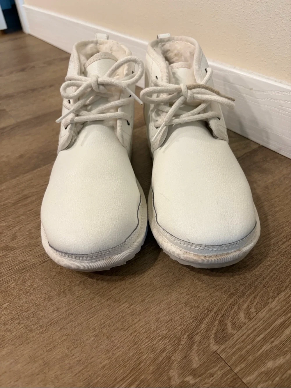 UGG Neumel White Leather Sheepskin Chukka Boots I Men Size 6|Womens Size 8